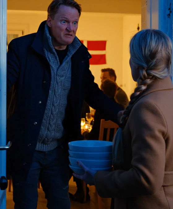 På Thanksgiving bragte jeg pecan pie med til mine forældre, men de stoppede mig ved døren og sagde: “Du er ikke inviteret, gå hjem”; bag dem grinede min søster, min onkel og endda min bedste veninde omkring middagsbordet, jeg nikkede bare, gik tilbage til min bil, foretog et kort telefonopkald, og tyve minutter senere var hele huset i kaos.