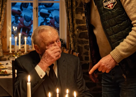 Hele hans familie fejrede hans 72-års fødselsdag, og før den gamle mand overhovedet kunne rejse sig fra sin stol, trådte en biker ind