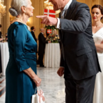 Til min søns forlovelsesfest i countryklubben kiggede han på mig foran alle og sagde: “Du gør mig flov, gå venligst,” mens hans forlovede stod ved siden af ​​ham og nikkede med den slags smil, der lignede, at hun lige havde vundet noget stort. Jeg gik ud uden at se mig tilbage, og næste morgen var det ham, der ringede for at bede om adgang til trusten, og for første gang hørte jeg panik i stilheden efter min stemme. – Nyheder