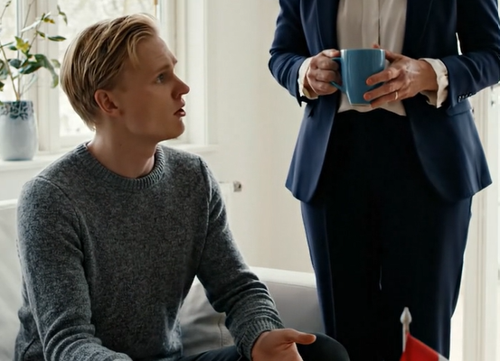 “Vær stille, når de voksne taler!” – min søn smed det efter mig midt i mødet om at sælge mit hus, mens min svigerdatter bare sad der og smilede; jeg skændtes ikke, jeg gik bare ud i haven og ringede til et nummer, og fem minutter senere ringede hendes telefon, og hendes råb: “Mor, vi er familie…” fik alle i rummet til at indse, at de lige havde lagt deres hænder på den ene del af mig, jeg aldrig havde ladet nogen røre ved. – Nyheder