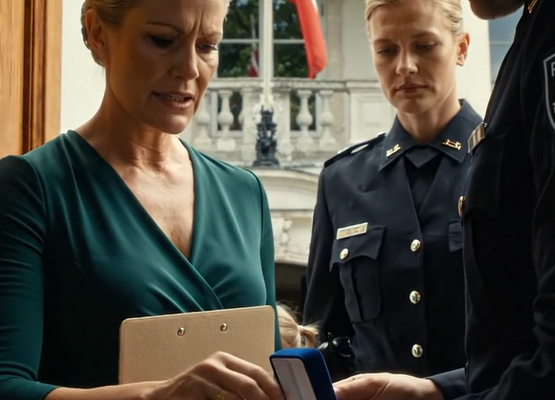 Hele min familie forlod min otteårige datters fødselsdagsfest til min søsters glamourøse country club-arrangement, og så krævede min mor 2.600 dollars af mig og beskyldte mig for at stjæle det ene arvestykke, hun aldrig vidste allerede var mit.
