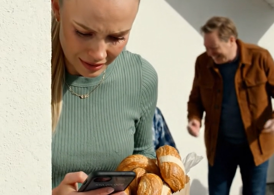 HAN KALDTE HENDE “GRATIS SYGEPLEJERSKE” I 5 ÅR… MEN DA HUN OPDAGEDE DEN HEMMELIGE KONTO, MISTEDE HAN LANGT MERE END SIN KOMFORT