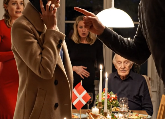 Jeg tog kun hen til min datters hus for at aflevere en kurv med appelsiner. Men da jeg åbnede døren, fandt jeg hende ni måneder gravid, barfodet på iskolde køkkenfliser, mens hun vaskede op, mens hendes mand og hans mor spiste varm suppe ved bordet. Så smilede han skævt og sagde: “Hun er gravid, ikke døende. Lad være med at starte drama.” Jeg satte appelsinerne langsomt ned … for Mark havde ingen anelse om, at den stille kvinde, der stod i hans køkken, vidste præcis, hvilket telefonopkald der kunne få hele huset til at vende sig imod ham.