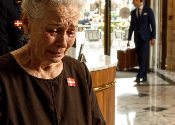 Min søn kyssede mig på kinden i en femstjernet hotelobby, smed en 11.000-dollarseddel hen over receptionen og gik ud med sin kone, før jeg overhovedet kunne sige hans navn. Han vidste, at jeg gjorde rent i huse for 800 dollars om måneden. Han vidste, at den regning ville ruinere mig. Men lige da hele lobbyen begyndte at lade som om, de ikke stirrede, trådte en ældre receptionist ud, hviskede min afdøde fars navn og lagde en gulnet kuvert i mine rystende hænder.