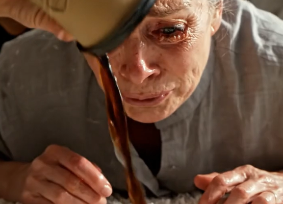 Min kone fik min ældre mor til at vaske gulvet, mens hun grinede … Så spildte hun kaffe med vilje — Men hun vidste ikke, at jeg stod ved døren 😱💔