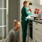 Min 8-årige datter løb ind i huset med en nyfødt baby i armene. Da min mand spurgte: ”HVEM KUNNE FINDE PÅ DETTE?”, så hun direkte på ham og hviskede: ”FAR… JEG SÅ DIG.” 😨😳