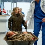 En syvårig pige skubbede en rusten trillebør ind på et lille lokalhospital. Indeni, svøbt i et gammelt tæppe, lå hendes to nyfødte brødre.