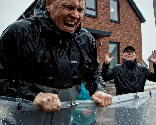 Alle grinede, da han pakkede sit hus ind i plastik … Men efter orkanen ramte, forstod hans naboer endelig hvorfor 😱
