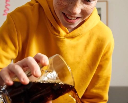 Ved min mors fødselsdagsmiddag ydmygede min nevø mig offentligt. Den aften fjernede jeg mit navn fra hans lån. Ved solopgang var hans bil væk – og nogen bankede på min dør.