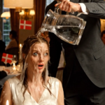 Under en familiemiddag kunne min svigermor ikke længere skjule sit had til mig. For øjnene af alle gjorde hun noget, der efterlod mig lammet af chok… men det, min mand gjorde derefter, chokerede hele restauranten 😱😨
