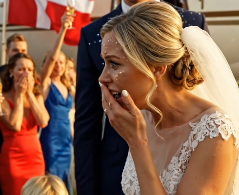 Hun var inviteret til at blive til grin … men hendes eksmand sagde ikke et ord, da han dukkede op som millionær med sine trillinger. Invitationen ankom i en elfenbenskuvert med guldskrift og duften af ​​dyr parfume. Mariana Rivas’ mave vendte sig, så snart hun holdt den i hænderne. Det var ikke bare en hvilken som helst invitation. Den var til brylluppet mellem Santiago Castellanos, hendes eksmand. Han skulle giftes med Renata Luján, kvinden, der havde taget Marianas seng, hendes hjem og endda hendes plads ved familiebordet to år tidligere.