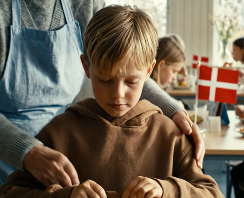 Jeg så en lille dreng proppe tre ruller i sin rygsæk, hans hænder rystede så meget, at det var umuligt at tro, at han løj. Jeg stod bag skolens kantinedisk med en øse bønnesuppe i hånden, da jeg bemærkede ham. Drengen sad for enden af ​​et af frokostbordene, som han næsten altid gjorde. Hans frakke var stadig på, hans rygsæk tæt pakket ind mellem knæene, med hovedet nede. Han gjorde det ikke af ondskab. Han gjorde det hurtigt, næsten uden at tage en indånding, som om ethvert sekund kunne fælde ham.