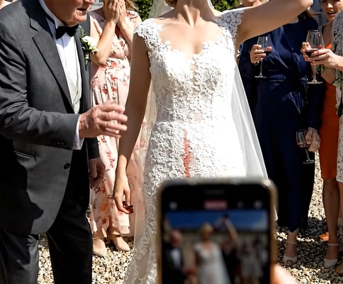 Mine forældre bad mig om at aflyse mit bryllup, fordi min søsters “virkelig betød noget.” Alt, hvad jeg sagde, var: “Okay.” 💔💍 Men mens de fejrede med tre hundrede gæster, begyndte en flaske på hvert bord at afsløre en hemmelighed, som ingen i min familie var forberedt på at se i øjnene.