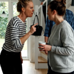Fem dage efter skilsmissen ville min eks-svigermor smide mig ud af huset … indtil hun fandt ud af, hvem der rent faktisk havde betalt for huset. Fem dage efter vi havde underskrevet skilsmissepapirerne, dukkede Doña Teresa op i spisestuedøren iført en silkekåbe, en kop kaffe i hånden og det udtryk, som kun kvinder, der altid har ment, at verden burde stå ved siden af ​​dem, bærer.
