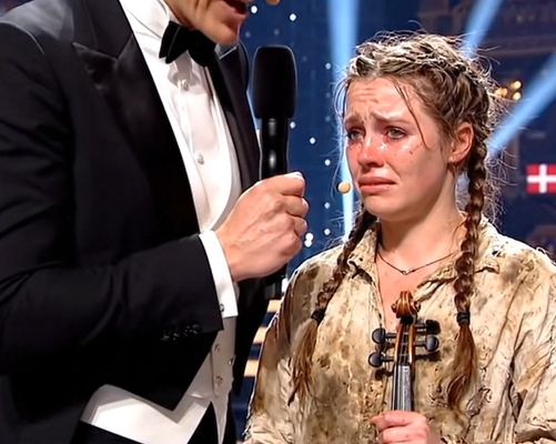 En ung kvinde kom til en musikkonkurrence for at optræde med en gammel, næsten ødelagt violin: de lo af hende og forsøgte endda at smide hende ned fra scenen, men snart gjorde pigen noget, der chokerede hele salen…