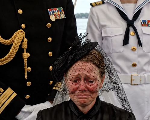 Min familie lo af mig, da jeg sad alene til min brors SEAL-dimission… indtil øverstbefalende for SEAL-styrkerne trådte hen foran mig og sagde: “Fru, vi venter på Dem.”