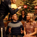 Mens jeg risikerede mit liv på en redningsmission i seks måneder, tog min far pant i mit hus og solgte det for at betale min søsters gæld. Da jeg kom hjem til jul, sagde han hånligt: “Du har ikke længere et hjem.” Jeg råbte ikke. Jeg lagde bare en sort mappe på bordet… og pludselig forsvandt smilet fra alles ansigter.