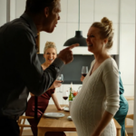 Ethan kom hjem klokken 22:17 og fandt sin otte måneder gravide kone barfodet ved vasken, mens hans mor og søstre grinede over takeaway. Da Madison råbte: “Emily, skynd dig med isen,” spjættede Emily – og Ethan satte stille en grå mappe på køkkenøen. Hans mor så etiketten først, og al latteren døde ud.
