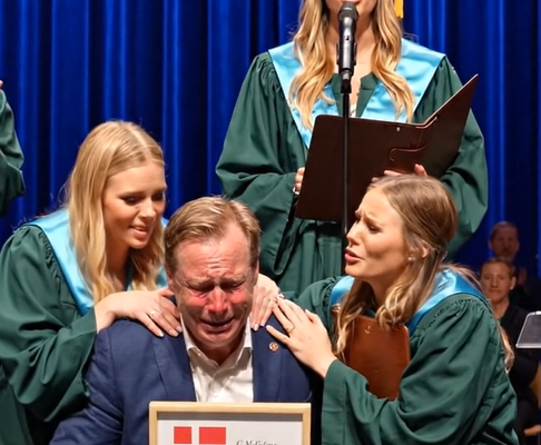 Den dag hans 3 niecer kaldte ham “far” ved dimissionen … og afslørede hemmeligheden, han bar på i 22 år